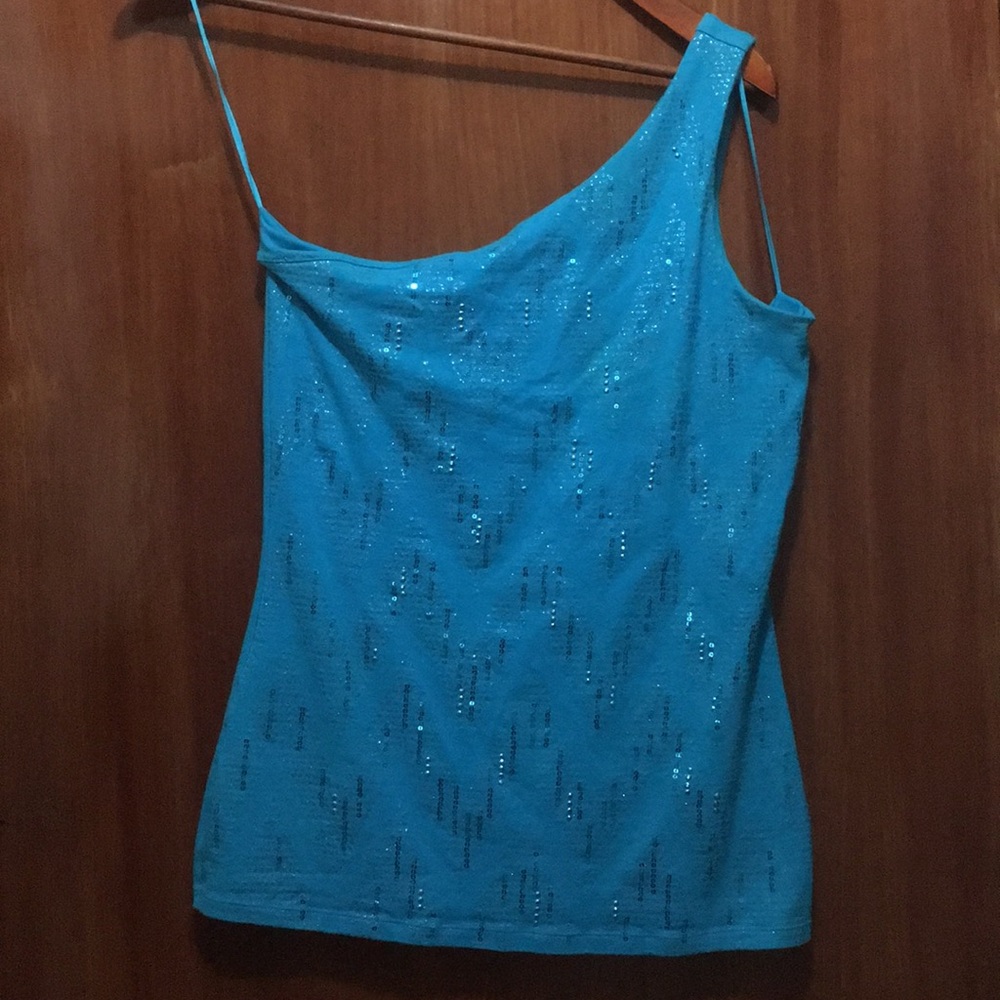 One shoulder shirt